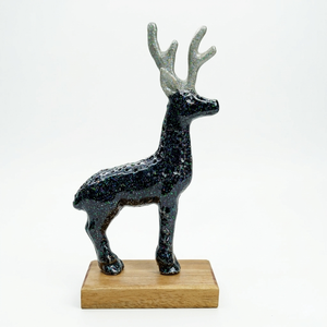 Nouvel ornement de table Sculpture en métal de renne de noël avec base en bois ornements de décoration de chambre esthétique moderne - Product Image 1