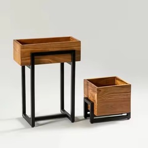 Soporte moderno de madera para plantas, diseño minimalista para uso en interiores con plantas verdes y macetas. Soporte de madera para plantas. - Product Image 2