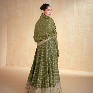 Haut élégant en soie jacquard organza pure avec dupatta en soie organza de qualité supérieure, vêtements ethniques de créateur, fabriqué par Royal Exports - Product Image 5
