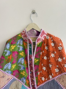 Chaqueta Kantha vintage reversible, hecha a mano en India, estilo bohemio, corta, para mujer. - Product Image 5