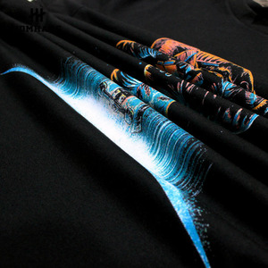 เสื้อยืดพิมพ์ลายกราฟิกทันสมัย OEM สำหรับผู้ชายและผู้หญิง เสื้อยืดคอกลมลำลองผ้าฝ้าย แฟชั่นเสื้อผ้าจากผู้ผลิต ดีไซน์กราฟิกพรีเมียม - Product Image 6