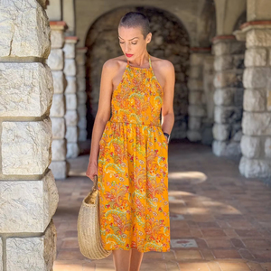 เดรสยาวปานกลางสไตล์โบฮีเมียนสำหรับผู้หญิง ลายดอกไม้ คอ halter แขนกุด เอวสม็อค แต่งกระเป๋า เหมาะสำหรับใส่ไปเที่ยวชายหาด - Product Image 1