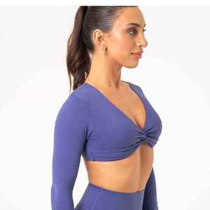Haut court torsadé à manches longues et col en V pour femme, couleur unie, respirant, coupe régulière, idéal pour le sport - Product Image 5