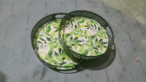 Design élégant Plateau de service en métal pour aliments, fruits, café, restauration, plats en métal avec accents floraux - Product Image 4