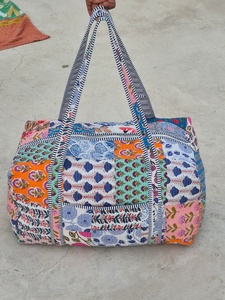 Sac de voyage en toile imprimé à la main avec motifs floraux, bleu et rose, grande capacité, fermeture éclair textile - Product Image 1