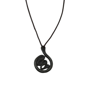 Pendentif en fer forgé à la main de style tribal primitif, amulette en acier martelé faite à la main, collier avec cordon en cuir véritable, vente en gros - Product Image 3