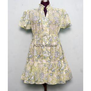 Robe courte élégante faite à la main pour le printemps, 100 % coton, imprimé floral, coupe trapèze, manches courtes, col en V - Product Image 1
