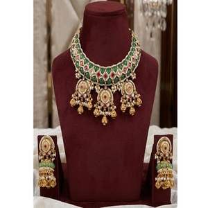 Magnifique ensemble collier et boucles d'oreilles en moissanite plaqué or de qualité supérieure, style Rajwadhi, pour collection de mariage. - Product Image 1