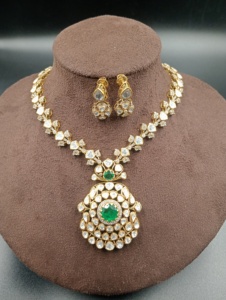 Ensemble de bijoux Amaira Jewels en argent plaqué or avec pierres Polki, design floral, collier et boucles d'oreilles ethniques classiques pour femmes, pour mariage - Product Image 5