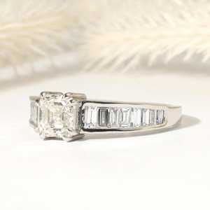 Anillo de Compromiso con Diamante Cultivado en Laboratorio con Corte Asscher y Baguette, Certificado por IGI, en Oro Sólido de 14K, Anillo de Aniversario de Media Eternidad en Platino - Product Image 4