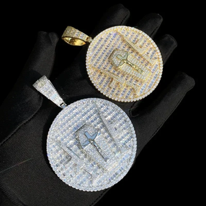 Pendentif Disque Croix Double Pistolet en Moissanite Argentée 55mm, Collier Hip Hop Tendance, Bijou de Luxe Doré, Cadeau en Moissanite Argentée - Product Image 1