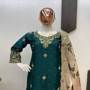 VASTRA COTTAGE Traje de Diseñador de Chinon Pesado con Bordado de Lentejuelas, Sharara de Gran Volumen y Dupatta con Estampado Digital, para Fiestas y Bodas - Product Image 2