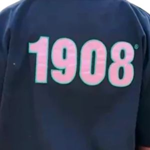 Camisa de Trabajo Azul Marino de Manga Corta con Estampado Rosa '1908' en la Espalda, Camisa Casual con Botones para Mujer - Product Image 5