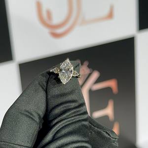 Anillo de compromiso con diamante moissanita de corte marquesa, certificado GRA, joyería fina en plata de ley 925, viene con engaste de 4 puntas. - Product Image 1