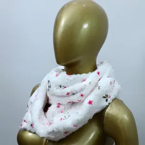 Écharpe infinie pour femme à motif floral, en fausse fourrure douce, tendance et élégante, en polyester, multifonctionnelle, idéale pour les vacances, facile à porter - Product Image 5