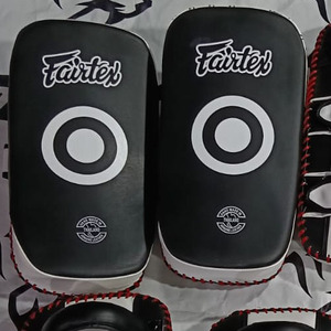 Almohadillas de Muay Thai Fairtex de Alta Calidad, Cuero PU y Espuma, Duraderas y Protectoras, Almohadillas de Entrenamiento de Artes Marciales para Boxeo y MMA - Product Image 2