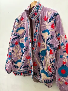 Chaqueta Bomber Bordada a Mano en Terciopelo Lavanda para Unisex, Otoño/Invierno, Estilo Vintage Boho, con Bordado Floral Suzani en Hilo de Algodón - Product Image 5