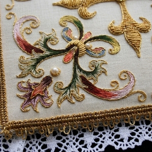 Parche Bordado a Mano con Monograma Mariano en Oro, Corona Litúrgica, Estrella, Estandarte de Iglesia, Velo de Cáliz Católico, Vestimenta - Product Image 6