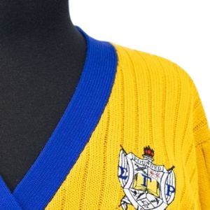 เสื้อคาร์ดิแกนไหมพรมสีทองแบบสั่งทำพิเศษของ Sigma Gamma Rho ติดกระดุมด้านหน้า แขนยาว แฟชั่นลำลอง สวมทับเป็นเลเยอร์ได้ สวยสง่า เหมาะสำหรับเป็นชุดทีม - Product Image 3