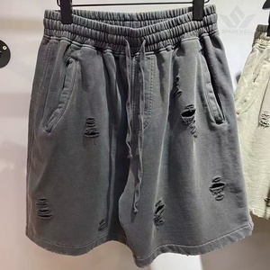 Shorts en coton gris délavé et usé pour homme, avec cordon de serrage, taille élastique, style streetwear décontracté, bermudas avec poches latérales - Product Image 3