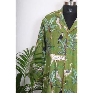 เสื้อเชิ้ตมิดิพิมพ์ลายดอกไม้ คอวี แขนสามส่วน ผ้าฝ้ายแท้ 100% พิมพ์ลายด้วยมือ สวมใส่สบายในฤดูร้อน เป็นมิตรต่อสิ่งแวดล้อม ระบายอากาศได้ดี สำหรับผู้หญิง - Product Image 4