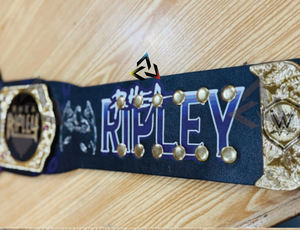 Cinturón de Campeonato Mundial de Lucha Libre Personalizado R-H-E-A R-I-P-L-E-Y W-W-E – Placas Doradas Premium con Correa de Cuero Negro - Product Image 4
