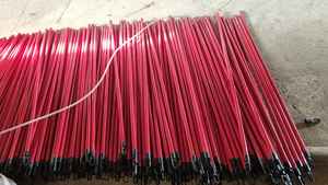 Manches de balai en eucalyptus couleur naturelle 120 cm diamètre 20-25 mm Qualité première couche Balai en palmier GMEX JSC Bac Giang Sac tissé - Product Image 3