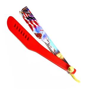Navaja de acero inoxidable con diseño de bandera estadounidense, mango de plástico rojo y detalles dorados - Product Image 3
