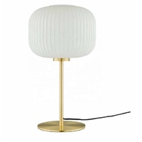 Lampe de table en aluminium de haute qualité, écologique, style mid-century, dorée, avec finition polie, design moderne pour la décoration du salon et de la chambre à coucher