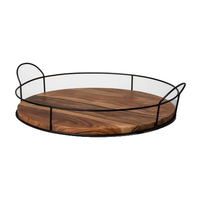 Plateau de service en bois et en fer de designer avec dessus texturé raffiné et structure élégante avec poignées en métal