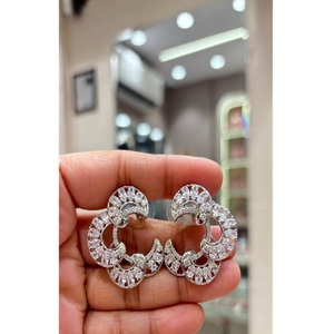 Magnifiques Boucles d'Oreilles Clous en Laiton Plaqué Argent de Haute Qualité avec Zircon, Tendance, de Créateur, pour Femme, Idéales pour Mariage et Soirée, Style Mode - Product Image 1