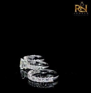 Ensemble de mariage de luxe 3 pièces en or massif avec diamants de laboratoire taille princesse et pierres latérales taille émeraude, Trio de bagues de mariage, Bijoux fins - Product Image 5