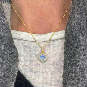 Hermoso Collar con Colgante Solitario Halo, Joyería de Piedra Lunar Arcoíris, Chapado en Rodio, Oro de 14k - Product Image 1