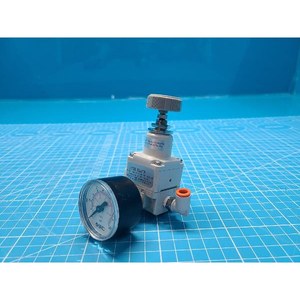 Régulateur d'air de précision SMC IR1020-N01, utilisé comme pièce détachée pour équipement semi-conducteur d'occasion - Product Image 1