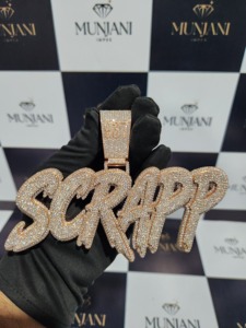 Colgante de Plata de Ley 925 con Nombre Personalizado en Moissanita VVS, Colgante de Letra Estilo Hip Hop, Collar Personalizado con Incrustaciones de Diamantes - Product Image 1