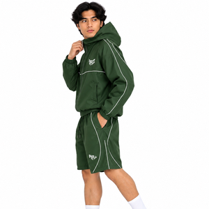 Conjunto Deportivo de Chaqueta y Pantalones Cortos con Capucha Verde de Moda, Chaqueta Ligera de Nailon con Detalles Reflectantes Personalizados y Pantalones Cortos Deportivos para Verano - Product Image 3