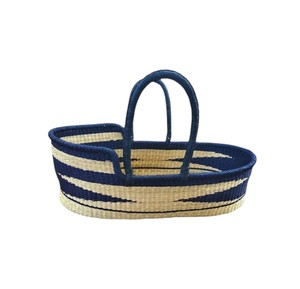 Panier à langer artisanal en jonc de mer bleu marine à motif ondulé avec poignée foncée, servant également de panier à langer élégant en rotin pour enfant - Product Image 1