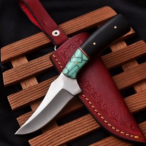 มีดสกินเนอร์ทำมือ OEM สแตนเลสสตีล สำหรับล่าสัตว์และเอาตัวรอด ใบมีดแบบ Fixed Blade ด้ามทำจากเขาควายสีเทอร์ควอยซ์ พร้อมปลอกหนังวัว - Product Image 2
