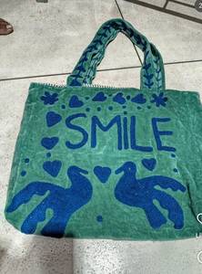 Sac fourre-tout en velours vert fait main sur mesure avec broderie appliquée de lettres SMILE bleu foncé, colombes, cœurs et motifs floraux - Product Image 4