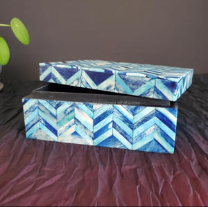 Exquisito joyero de resina hecho a mano con escultura de patrón de madera intrincado recuerdo único para almacenamiento de vacaciones - Product Image 1