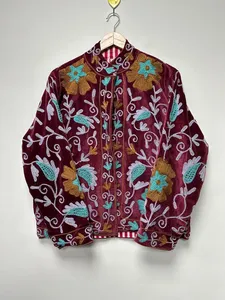 Veste courte réversible en velours bohème brodée de fleurs Suzani, taille unique, 100 % coton, printemps - Product Image 1