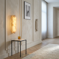 Applique murale LED de luxe en métal et albâtre espagnol naturel, design rétroéclairé avec finitions personnalisées disponibles, intensité réglable