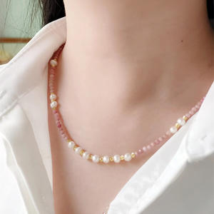 สร้อยคอหินธรรมชาติอเนกประสงค์ทันสมัย พร้อมไข่มุกน้ำจืดสีชมพู สายคล้องคอแบบปรับได้ สร้อยคอแฟชั่นสำหรับใส่กับเสื้อสเวตเตอร์ - Product Image 2