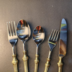 Juego de Cubiertos Victorianos con Relieve Dorado, Patrón Floral Intrincado, Mango de Latón con Cubiertos de Acero Inoxidable, Juego de Cubiertos de Lujo - Product Image 4