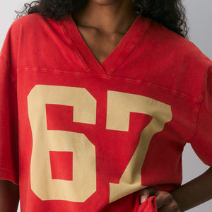 Camiseta Roja Extra Grande con Cuello en V para Mujer, con Estampado Dorado 57, Corte Holgado, Manga Corta, Estilo Urbano, de Algodón Jersey - Product Image 5