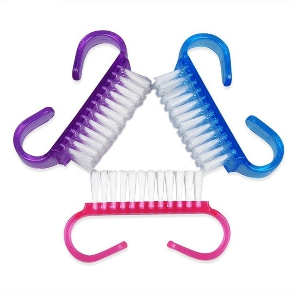 Щетка для маникюра и педикюра с пластиковой ручкой