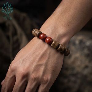 สร้อยข้อมือไม้กฤษณาเวียดนามงานฝีมือประณีต รุ่น AL-SD-0046-10 ประดับด้วยลูกปัดไม้กฤษณาธรรมชาติ 14 เม็ดทรงกระบอก และลูกปัดปะการังสีแดง 3 เม็ด - Product Image 4