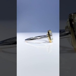 Anillo de Diamante de Corte Esmeralda de 2.60 Quilates, Dos Tonos, Biselado, Oro Amarillo con Baño de Rodio, Anillo de Compromiso o Aniversario de Lujo SHG SR-108 IGI - Product Image 3