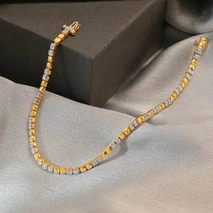 Pulsera de Diamantes con Eslabones Alternados, Banda Flexible de Oro Amarillo y Diseño Geométrico Moderno - Product Image 1