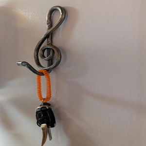 Crochet mural en forme de clé de violoncelle, forgé à la main. - Product Image 2